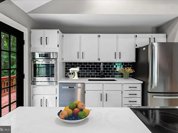 29075 Autumnwood Dr, Mechanicsville, MD 20659