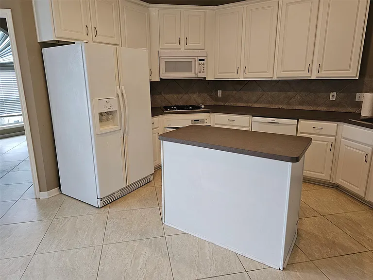 27182 Kings Manor Dr S — Photo 16