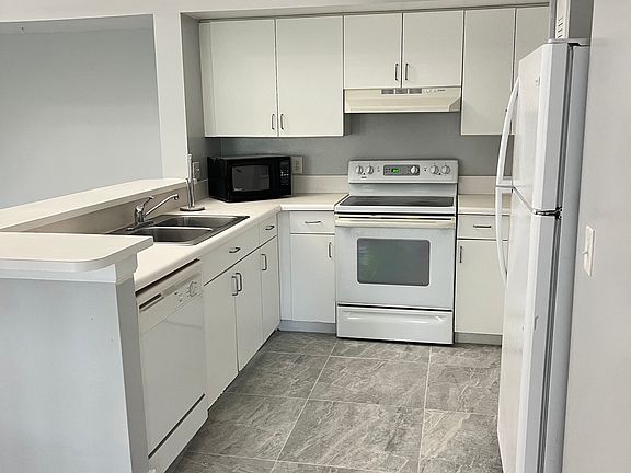 3rd image of 1220 Wildwood Lakes Blvd APT 304