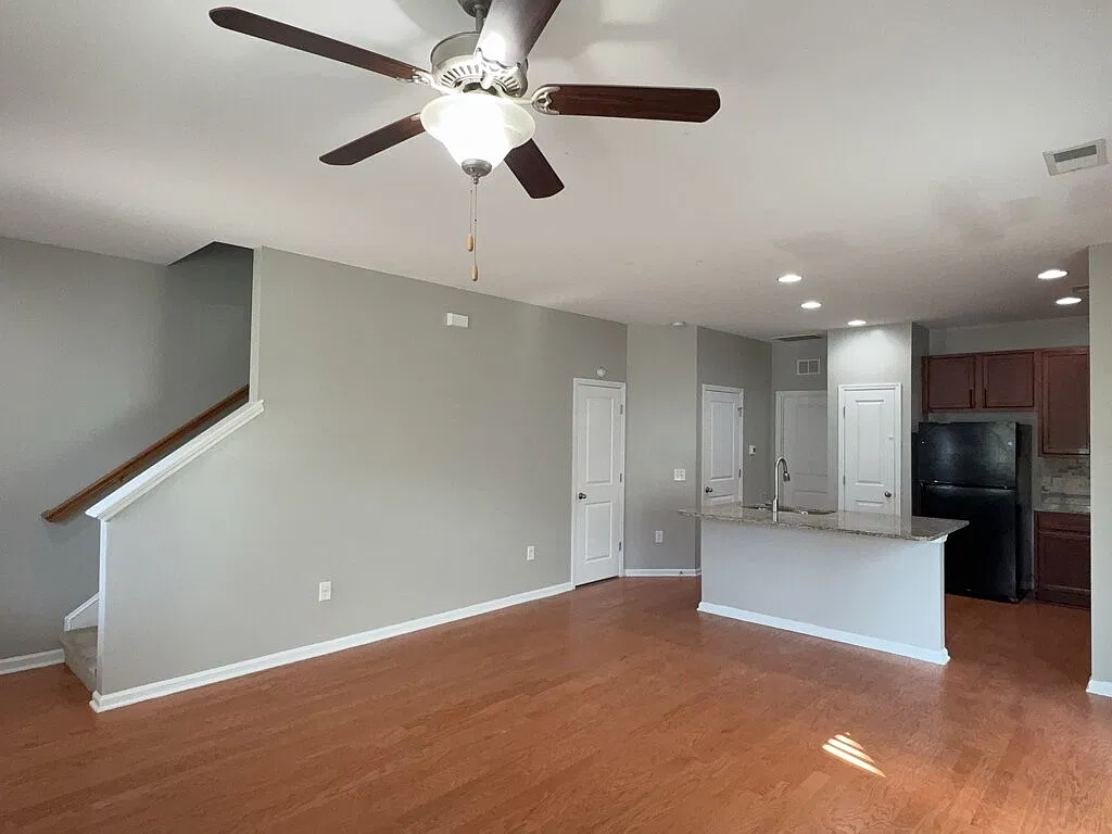 3 bed, 2.5 bath, 1592 sqft, $2,400 — Photo 4