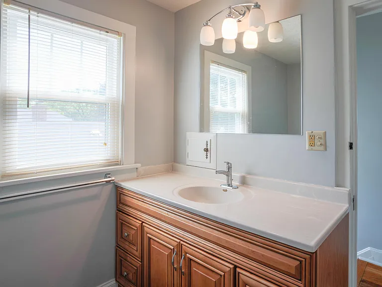 815 E Chestnut St — Photo 18