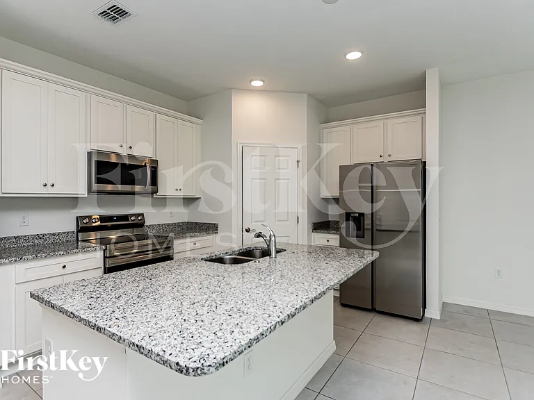 348 Corbel Ln — Photo 4