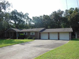 217 Robinhood Dr, Murray, KY 42071