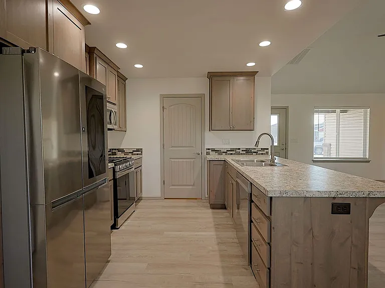 709 E Avenue K — Photo 19
