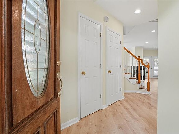 3rd image of 29 Hall Mnr