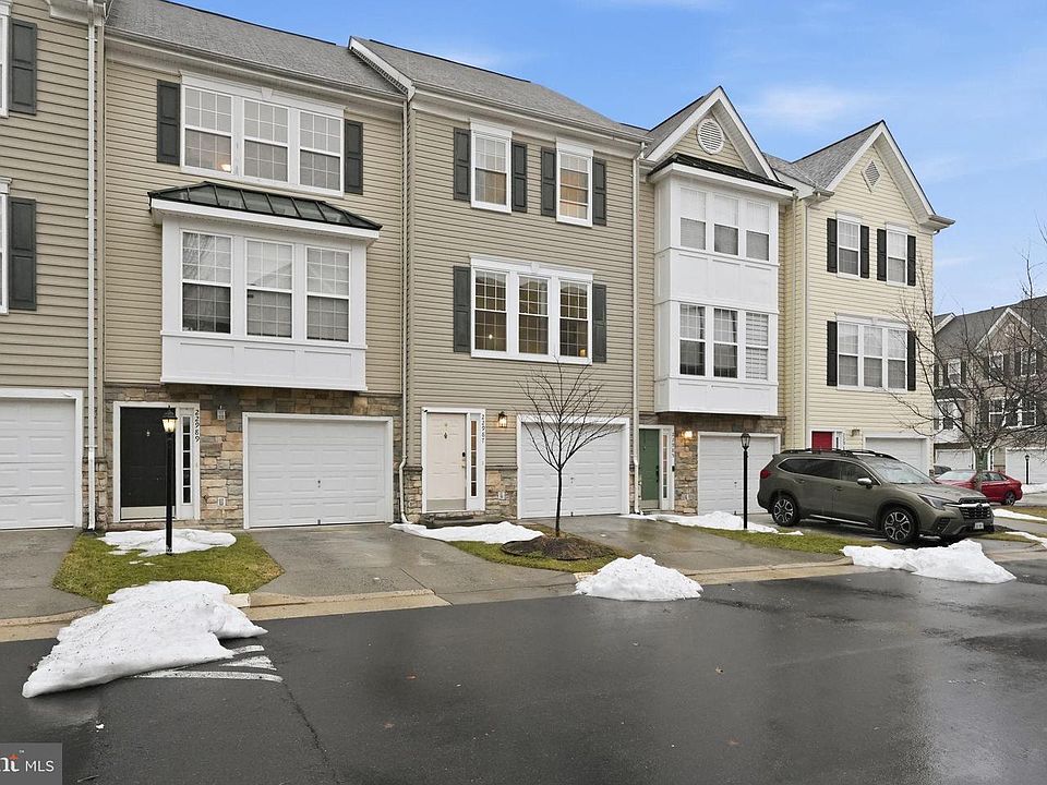1st image of 22987 Fontwell Sq