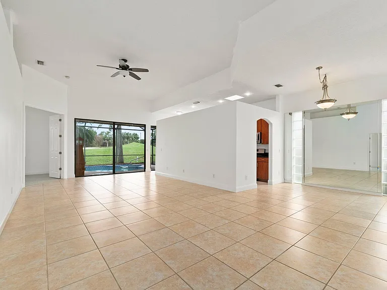 435 SW Jefferson Cir — Photo 4