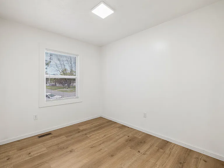 2050 Willowood Dr N — Photo 13