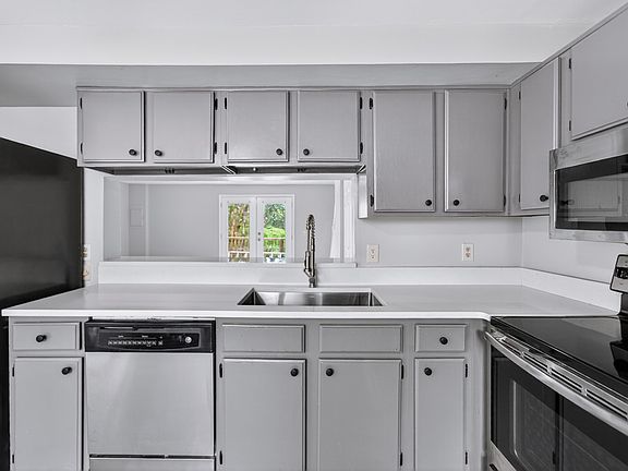 5th image of 2830 Lake Forest Dr