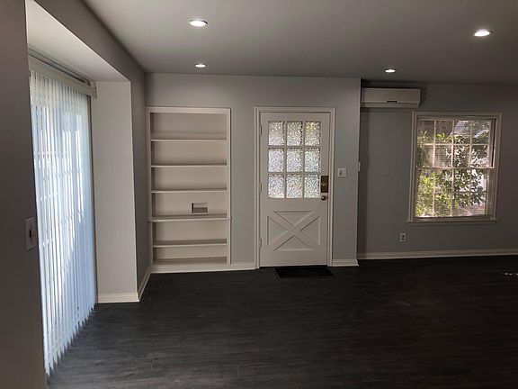 4th image of 10607 Camarillo St #10607