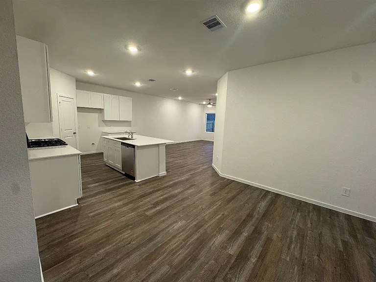Dylan Skyland Dr — Photo 4
