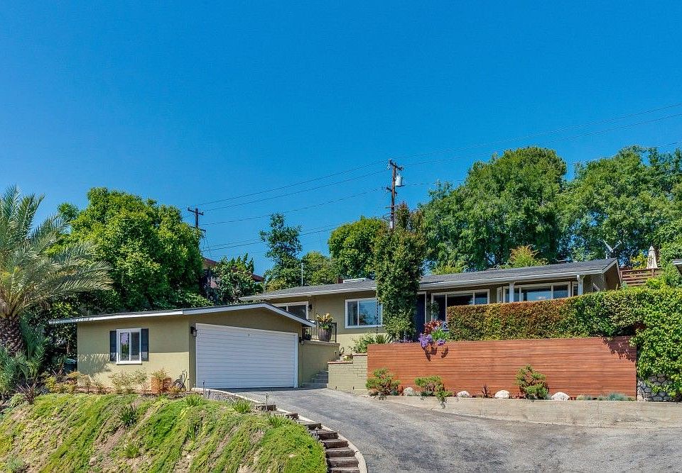 1st image of 300 Cherry Dr