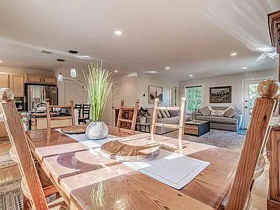 3 bed, 2.5 bath, 1808 sqft, $4,300 — Photo 3