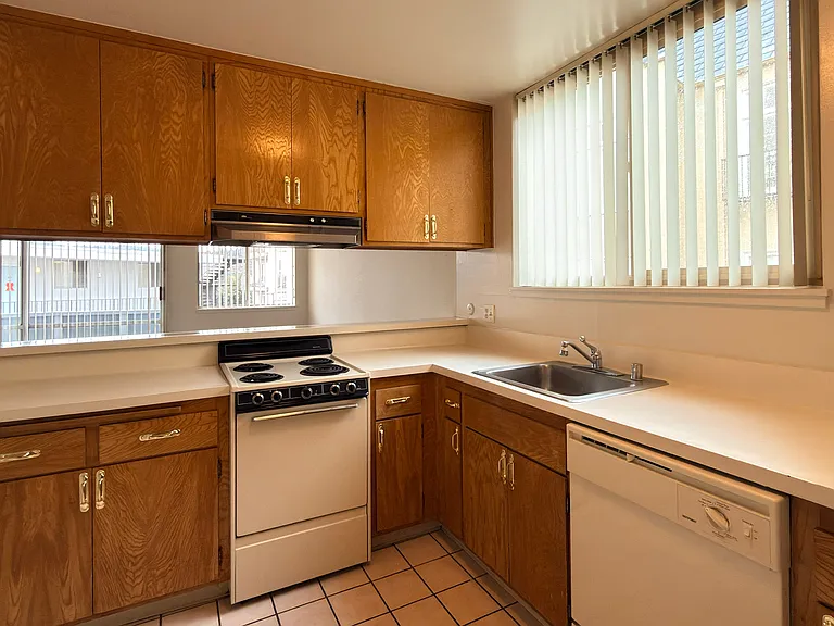 Excelsior Court — Photo 6