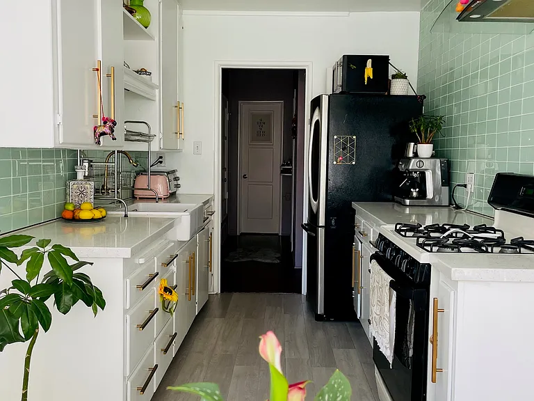 Large kitchen with all the amenities you need