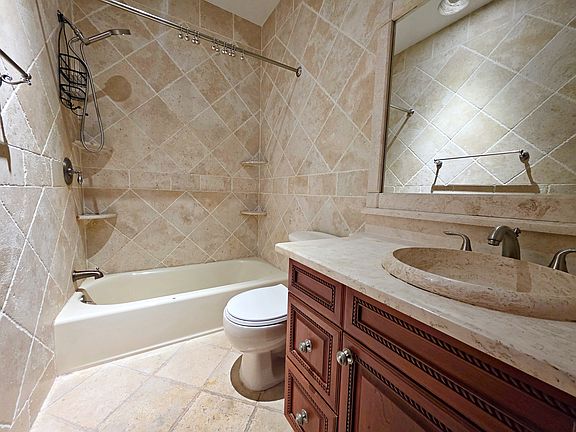 4th image of 714 Lorimer St #1A
