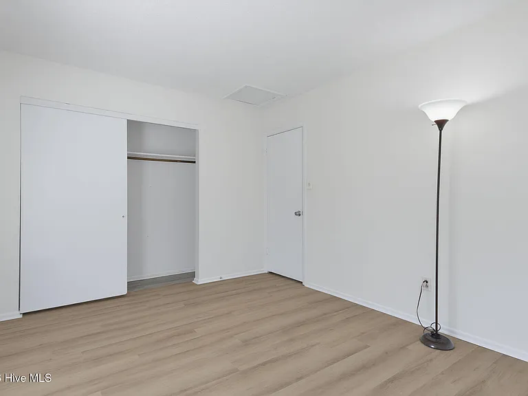 305 W Willowood Ln — Photo 27