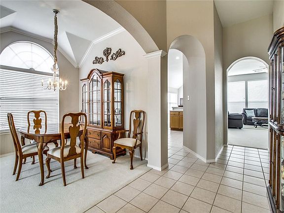 4th image of 1308 Hillcrest Dr