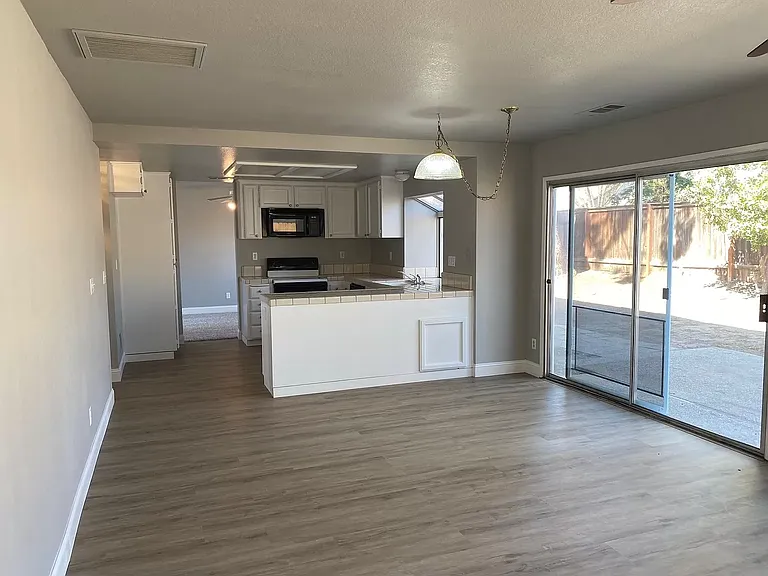 259 W Fallbrook Ave — Photo 2