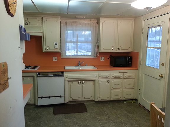 4th image of 13628 Putnam St