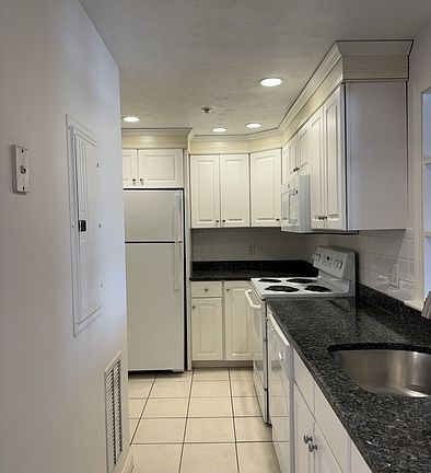 2nd image of 20 Brooks Park APT 17