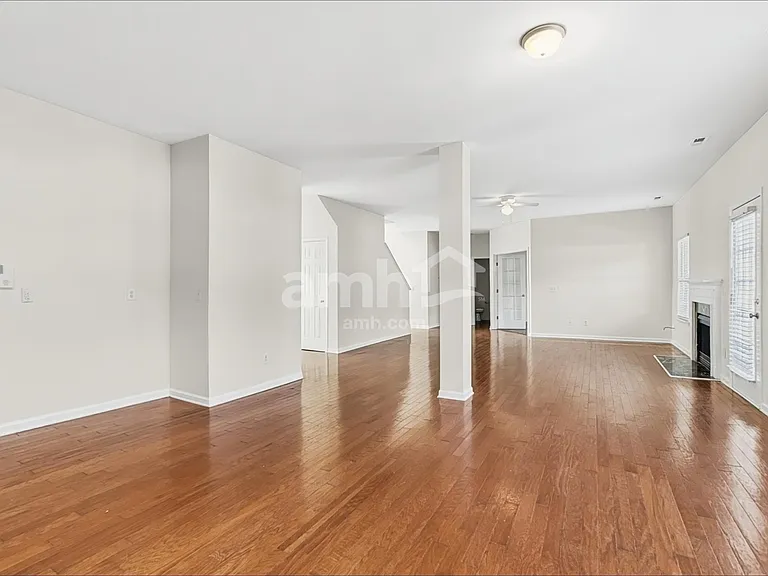 1010 Golden Crest Dr — Photo 5