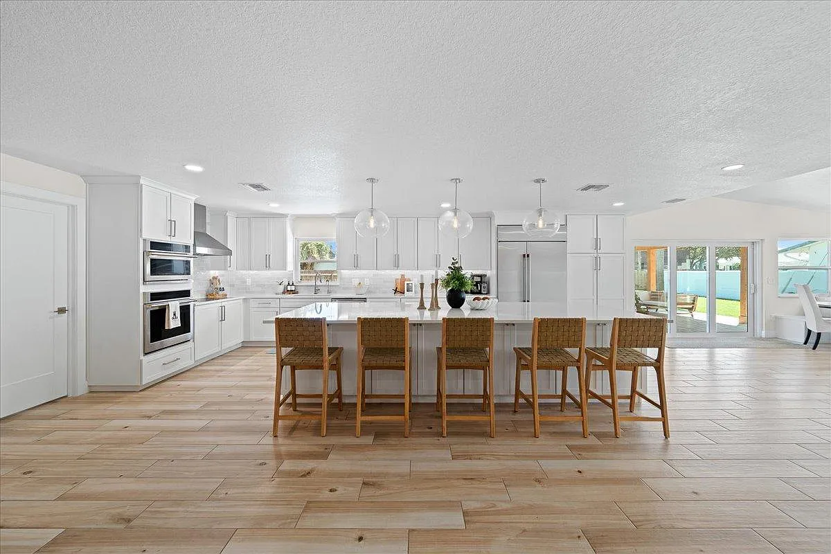 5 bed, 3056 sqft, $12,000 — Photo 3
