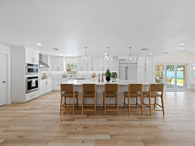 555 Norwood Ct — Photo 3