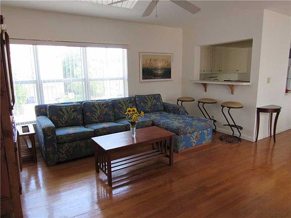 3rd image of 141 Isle Of Venice Dr APT 3