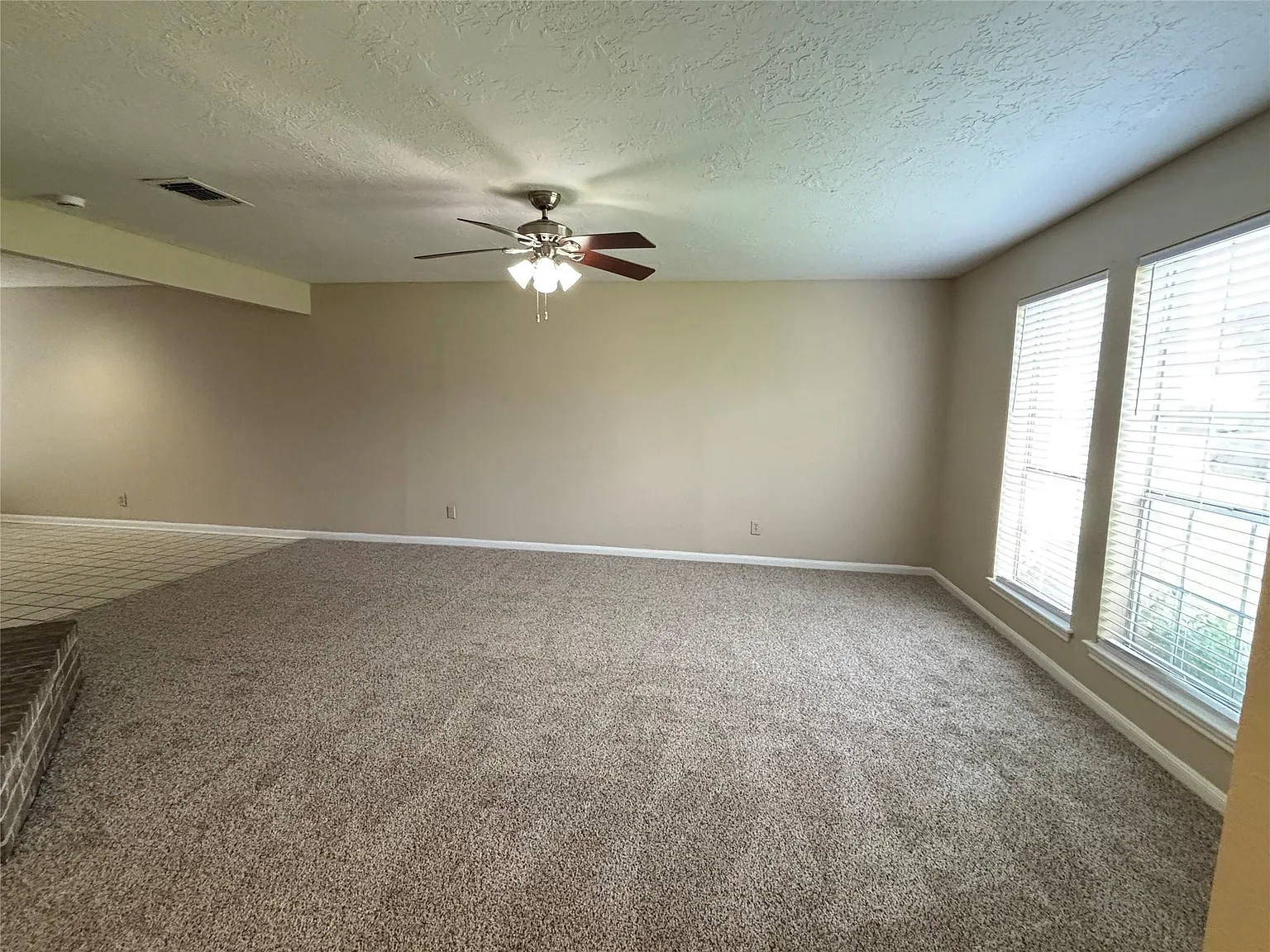 3 bed, 2.0 bath, 1613 sqft, $1,599 — Photo 3