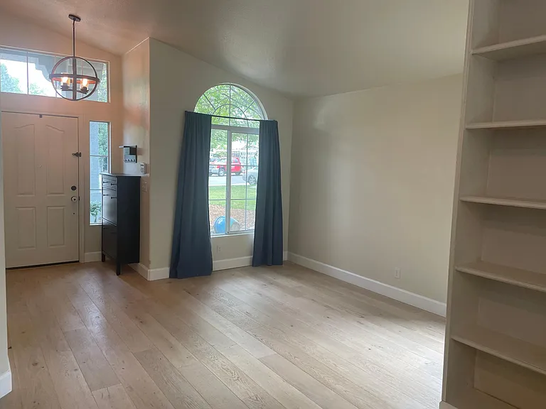 360 Hansen Cir — Photo 3