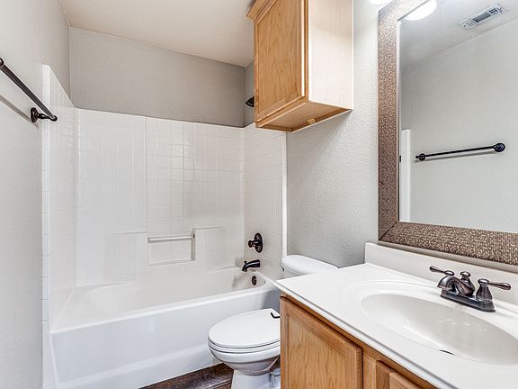 2702 Merida | Duplex blocks from TCU Campus | Bathroom 3