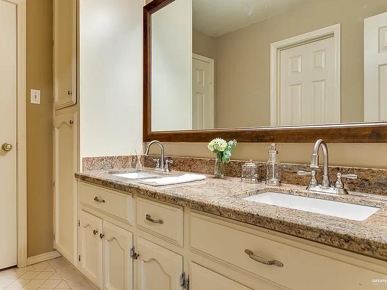 709 Brazos Cir #UT8 — Photo 11