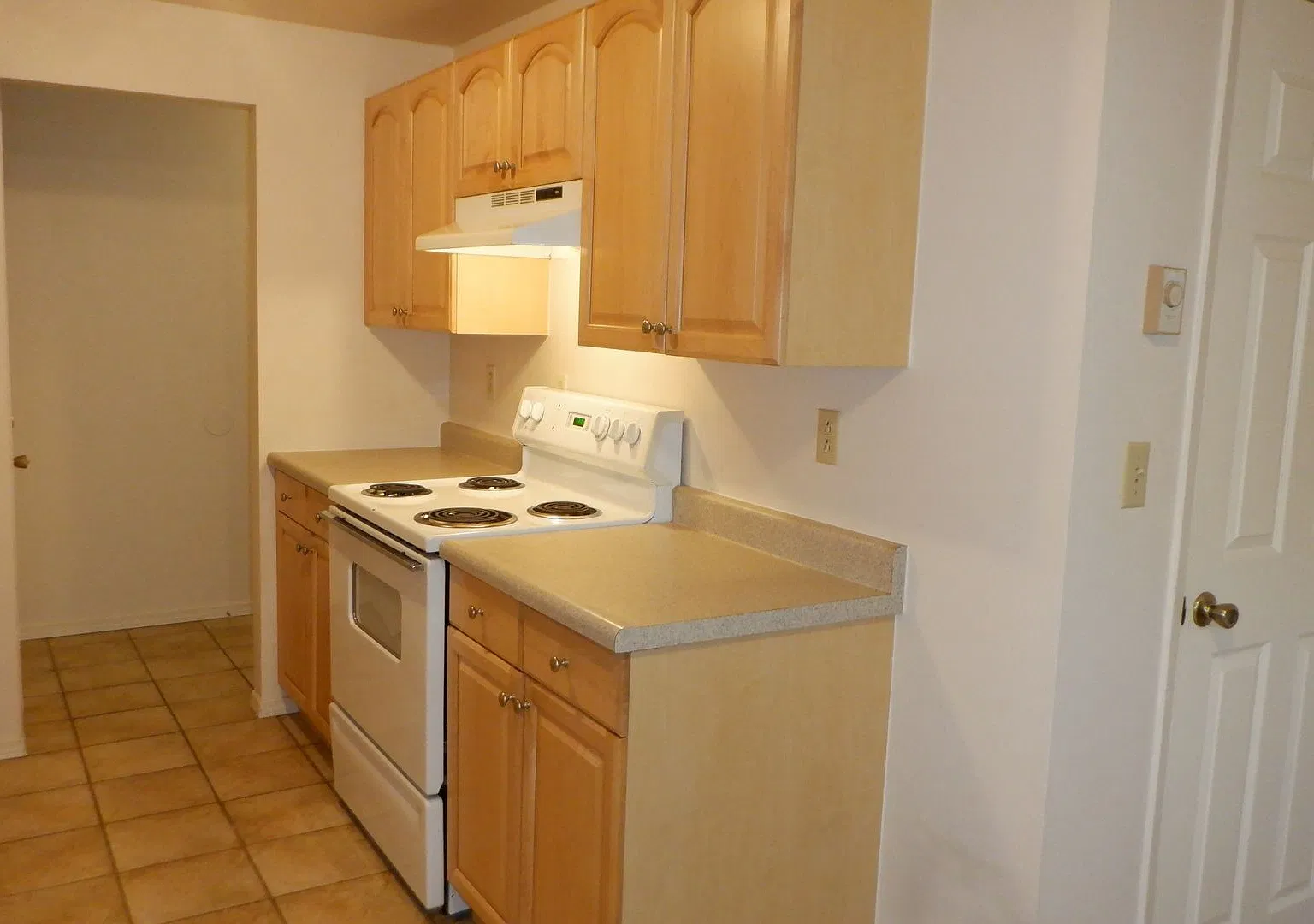 2 Bedroom Lower Level Westside Apartment - NW Portland Ave — Photo 4