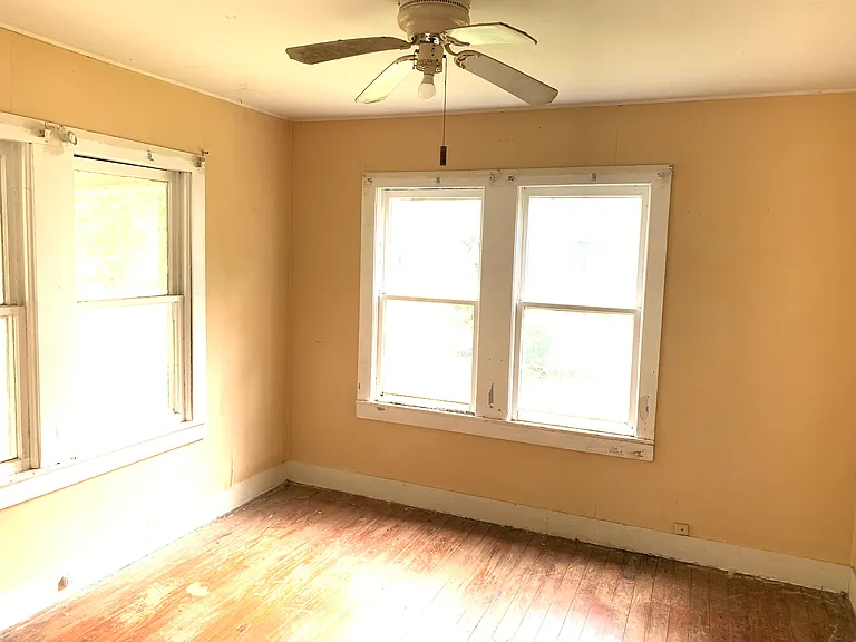 406 E Devers Ave — Photo 5