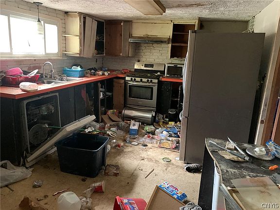 5th image of 610 Rochester St