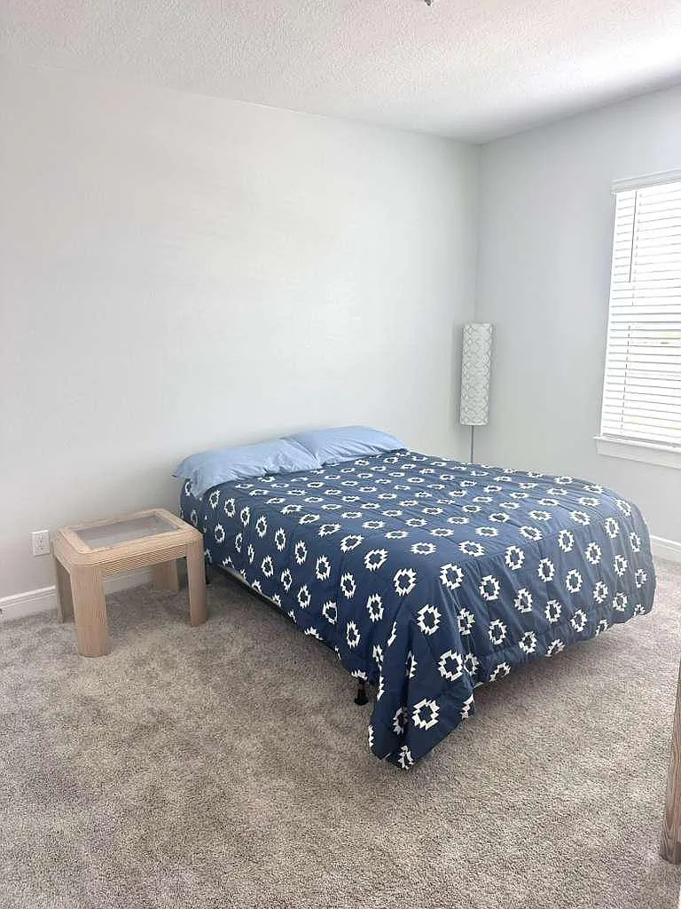 3 bed, 2.5 bath, 2037 sqft, $700 — Photo 1