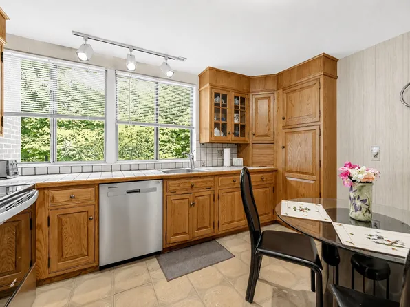 5 Longwood Dr #205, Andover, MA 01810