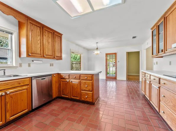 1212 Oak Hills Pkwy, Baton Rouge, LA 70810