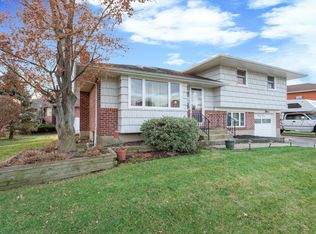 33 Spector Ln, Plainview, NY 11803