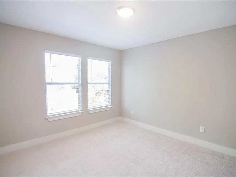 11901 Alpheus Ave #B — Photo 14