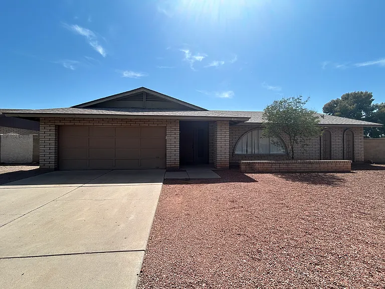 2141 E Manhatton Dr — Photo 1