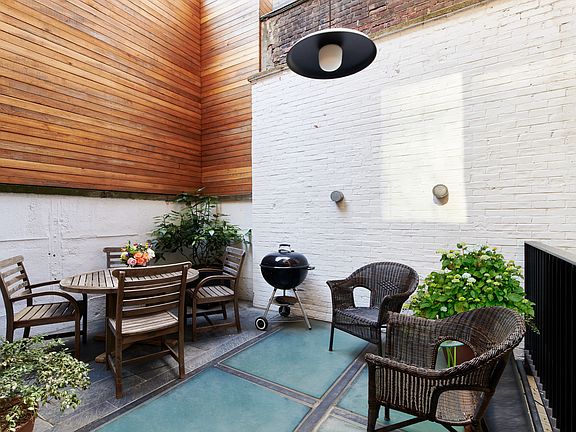 4th image of 301 E 52nd St #Ll