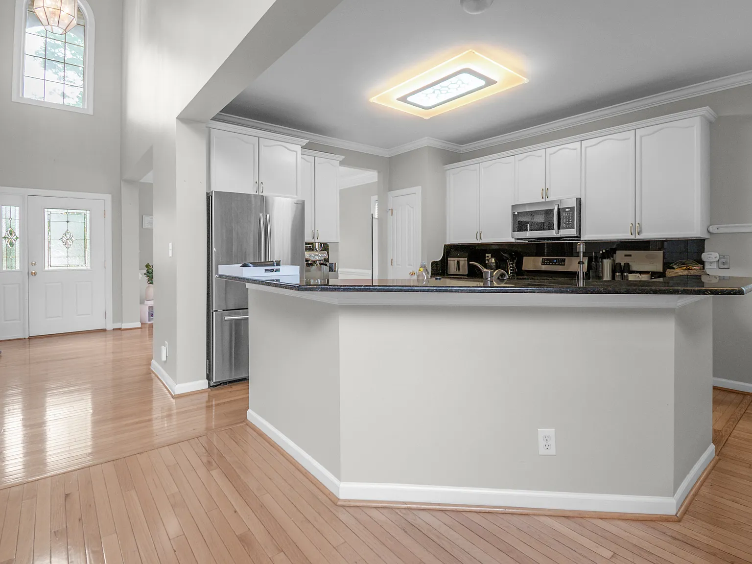 4 bed, 2.5 bath, 2322 sqft, $3,250 — Photo 2