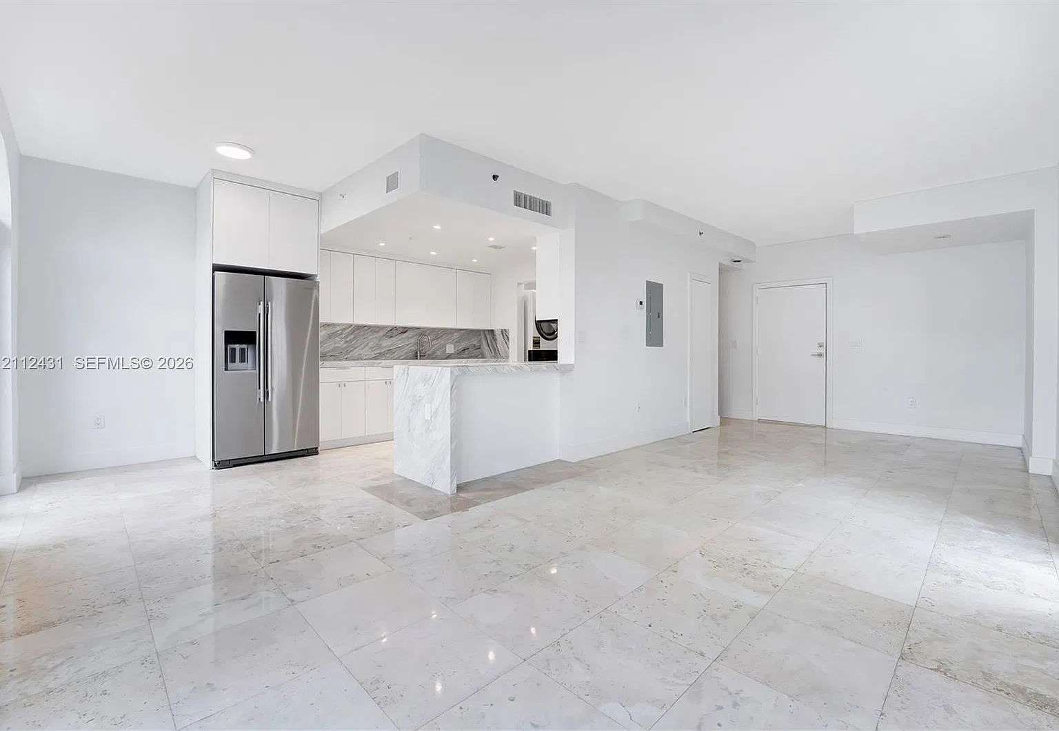 Armitage Condo — Photo 2