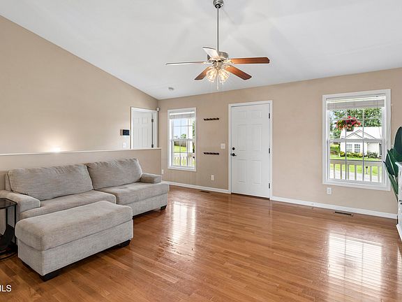 5th image of 256 Cambridge Grove Way