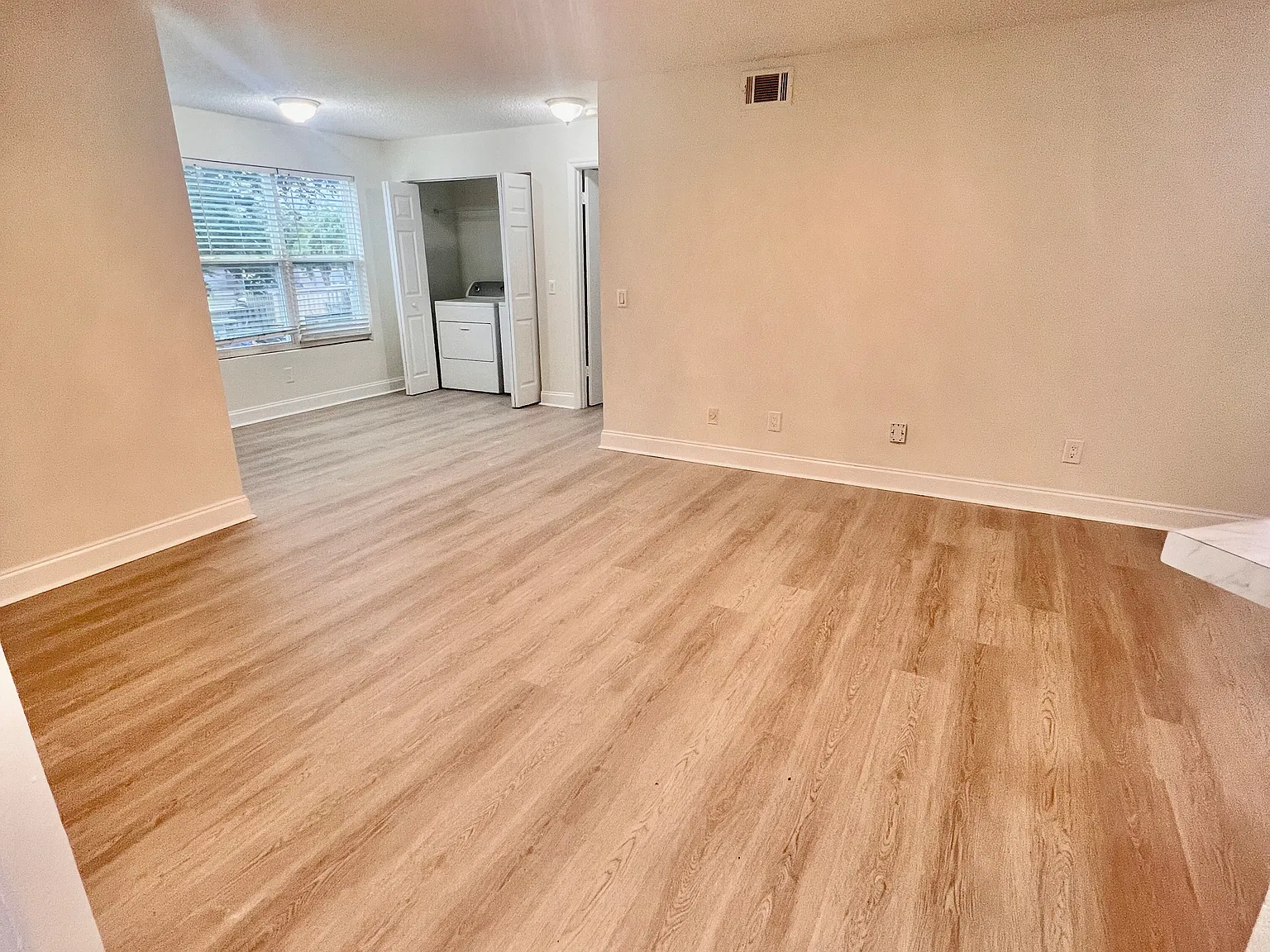 2 bed, 1054 sqft, $1,750 — Photo 4