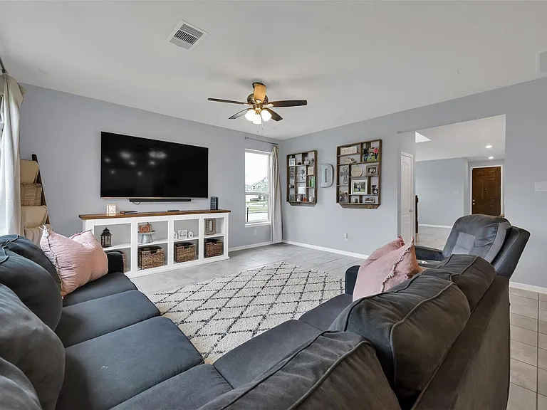 1127 Littleton Ct — Photo 10