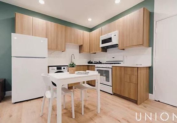 3rd image of 1137 W 25th St APT 6