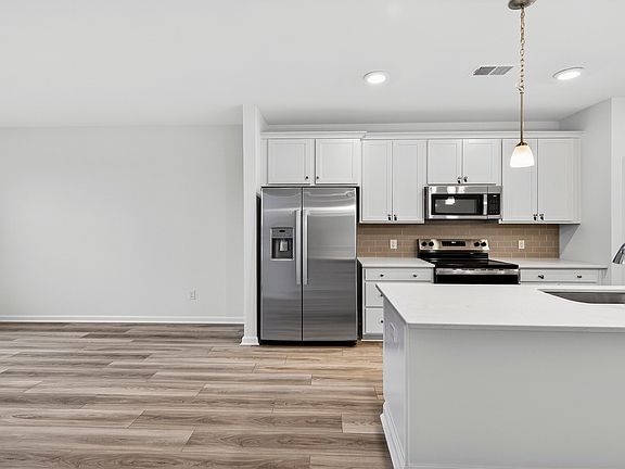 4th image of 4633 Forest Hills Dr #1403